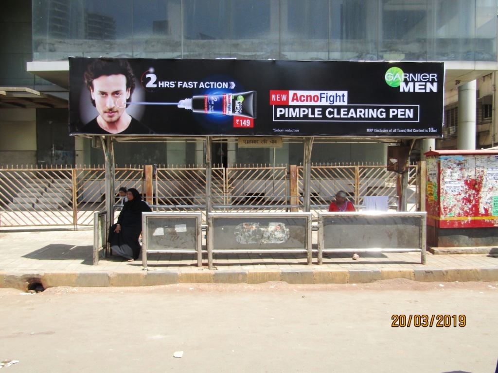 Bus Queue Shelter - Going Towards Mahim - Mohammed Rafi Chowk,   Bandra West,   Mumbai,   Maharashtra