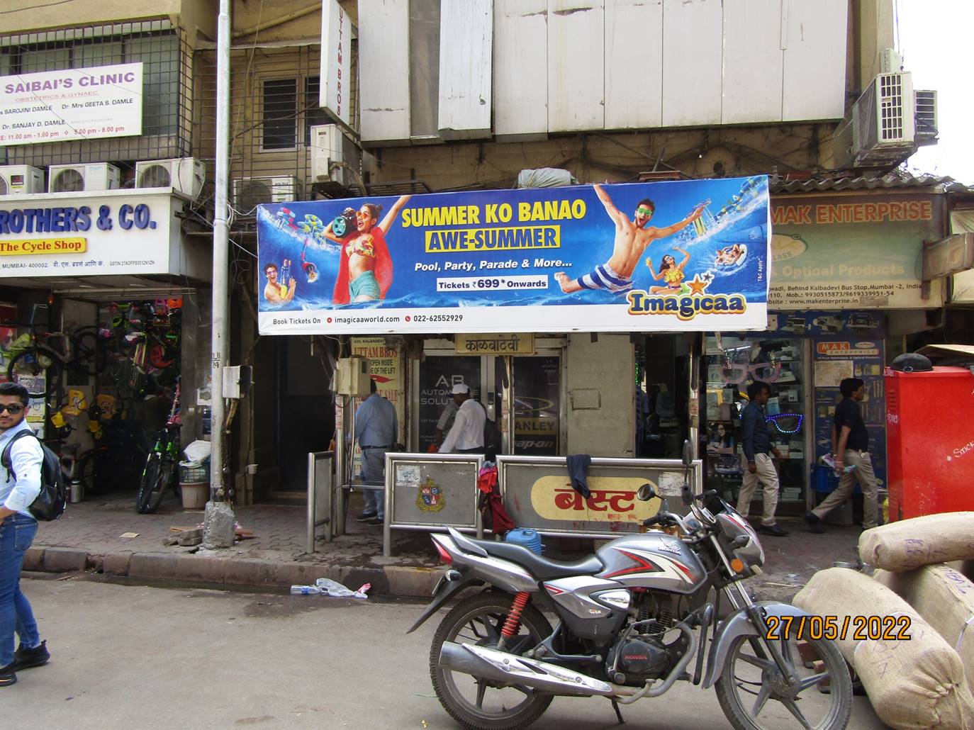 Bus Queue Shelter - Kalbadevi Road - Kalbadevi (Princess Street),   Kalbadevi,   Mumbai,   Maharashtra