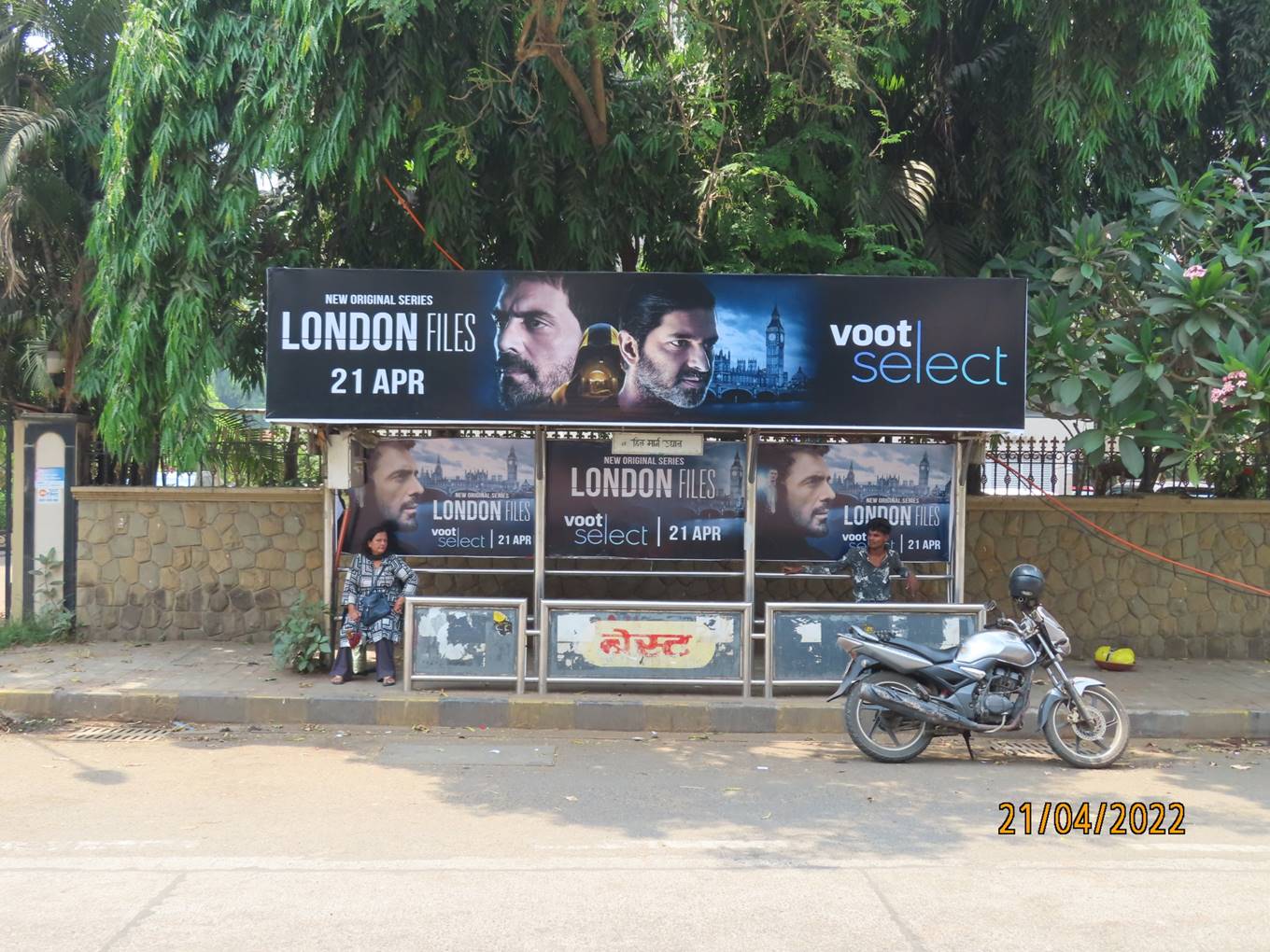 Bus Queue Shelter - R.N. Road - Mehboob Studio,   Bandra W,   Mumbai,   Maharashtra