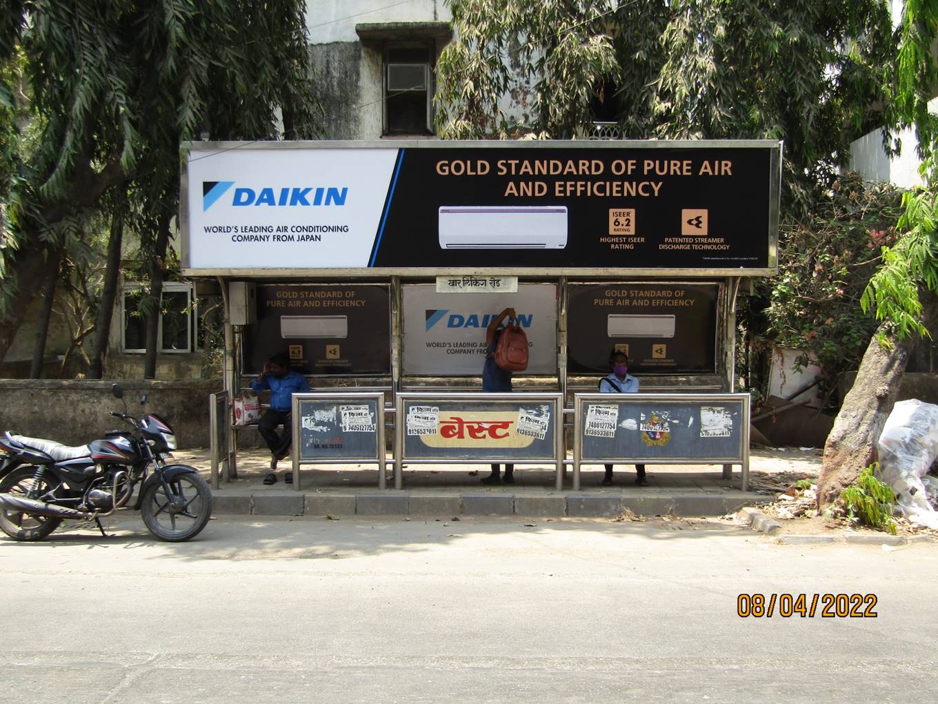 Bus Queue Shelter - Linking Road - Khar Linking Opp. Prime focus,   Khar W,   Mumbai,   Maharashtra