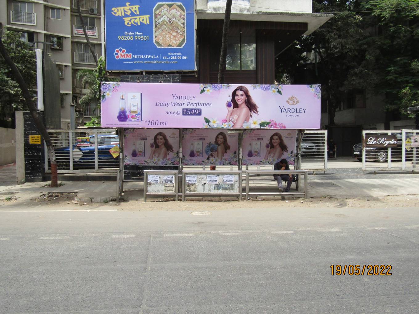Bus Queue Shelter - G. Giridharlal Marg - Orlem Bawadi,   Malad W,   Mumbai,   Maharashtra