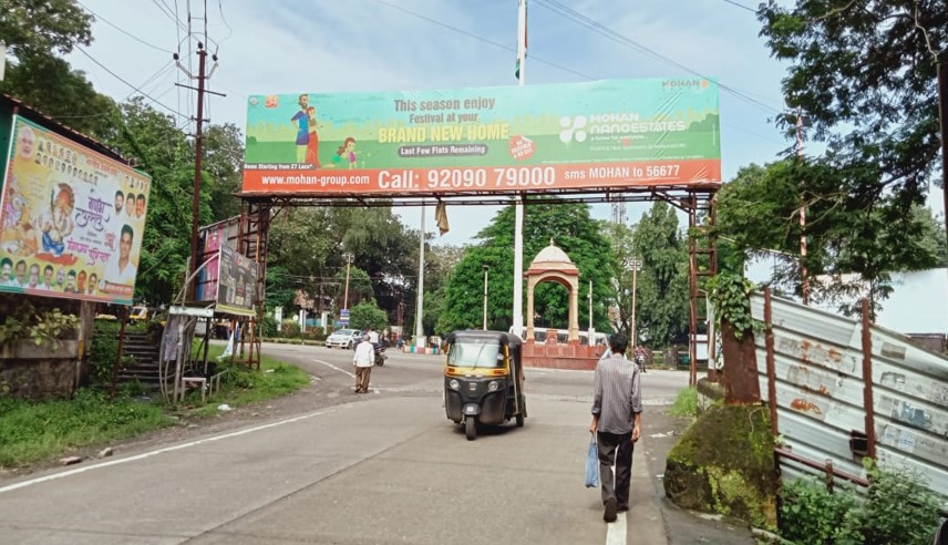 Gantry - Hutatma Chowk - Chowk facing Station,   Ambernath (E),   Mumbai,   Maharashtra